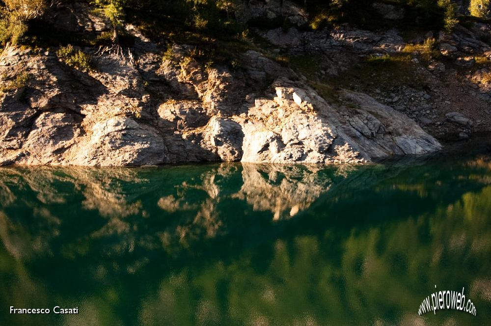 003 Riflessi smeraldo nel lago Fregabolgia.jpg